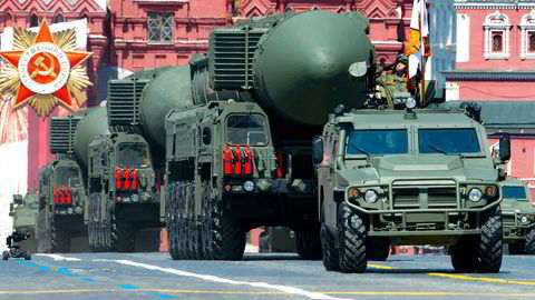 Russiske RS-24 Yars ballistiske missiler vises frem på Den røde plass i Moskva. Russland bruker sine kjernevåpen aktivt for å påvirke hvordan både Vesten og Ukraina forholder seg.