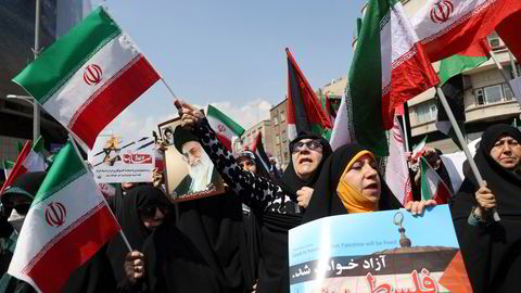 Etter angrepet fredag morgen demonstrerte iranere mot USA og Israel etter fredagsbønnen i Teheran.