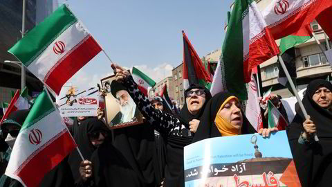 Etter angrepet fredag morgen demonstrerte iranere mot USA og Israel etter fredagsbønnen i Teheran.