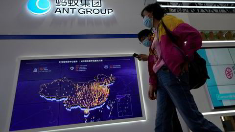 Børsnoteringen av Ant Group ble kansellert i fjor. Nå tvinger kinesiske myndigheter gjennom store endringer og får inn statskontrollerte selskaper på eiersiden. Internasjonale investorer nedskriver verdiene.