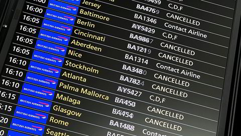 En rekke flyvninger til og fra London er mandag kansellert som følge av problemer i britisk lufttrafikk.