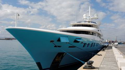 En superyacht med en verdi på 736 millioner kroner, og eid av en russisk oligark rammet av sanksjoner, vil bli auksjonert bort av Gibraltar-regjeringen på tirsdag.