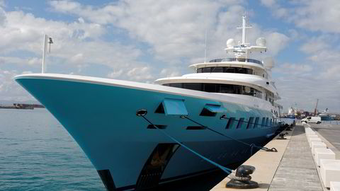 En superyacht med en verdi på 736 millioner kroner, og eid av en russisk oligark rammet av sanksjoner, vil bli auksjonert bort av Gibraltar-regjeringen på tirsdag.