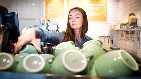 Driftssjef Ida Nordgaard i Nord Kaffe bak disken på en av deres kafeer mens hun lager en Espresso.