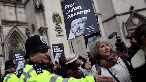 Julian Assange har fått en stadig større og tydeligere krets av støttespillere. Her fra en demonstrasjon utenfor The Royal Courts of Justice i London 26. mars i år.