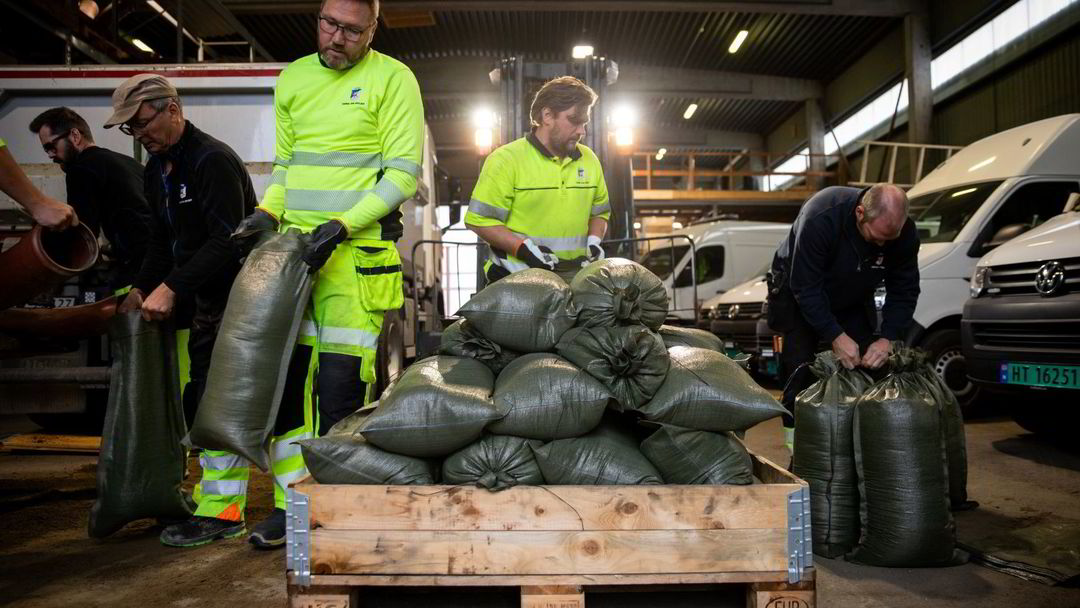 Preparing for Extreme Weather: Filling Sandbags and Water Protection Measures in Lillehammer