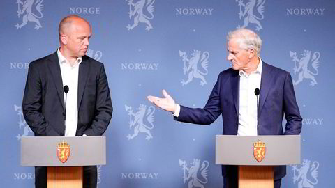 Statsminister Jonas Gahr Støre (Ap) og finansminister Trygve Slagsvold Vedum møtte pressen sent fredag kveld, for å adressere Ola Borten Moes avgang.