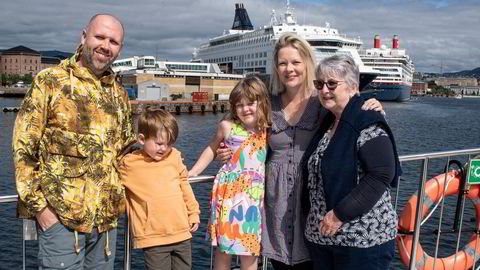 Marianne Walker (til høyre) med datteren Vicky, samt barnebarn og svigersønn på fjordcruise i Oslofjorden.