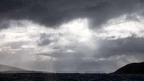 Lakseprisene vaker rundt sitt laveste nivå på flere år. Her fra et oppdrettsanlegg innerst i Vestfjorden i Finnmark.