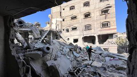 Palestinske menn sjekker ødeleggelsene etter et israelsk bombeangrep i det nordlige Gaza.