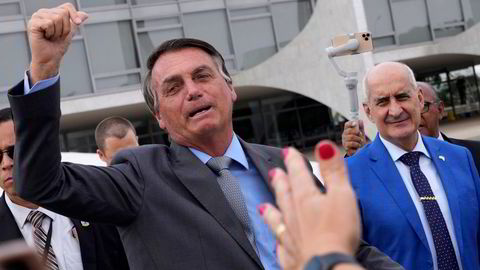 Brasils president Jair Bolsonaro oppildnet sine tilhengere utenfor presidentpalasset Planalto i Brasília mandag.