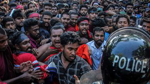 Mange tusen universitetsstudenter og andre demonstrerte utenfor boligen til Sri Lankas statsminister Mahinda Rajapaksa på søndag i protest mot den økonomiske krisen.
