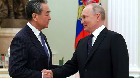 Den kinesiske toppdiplomaten Wang Yi avsluttet et besøk i Moskva med å møte president Vladimir Putin på onsdag. USA advarer Kina om å ikke eksportere våpen eller avanserte produkter til Russland. Kina sier de vil legge frem en «fredsskisse» på fredag.