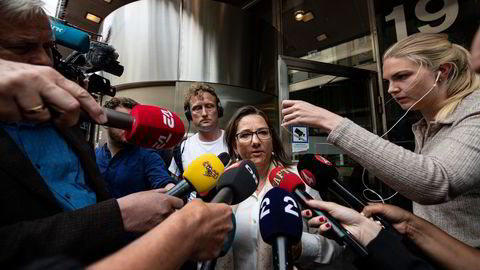 SAS' forhandlingsleder Marianne Hernæs møtte mediene lørdag formiddag foran Næringslivets hus på Östermalm i Stockholm.