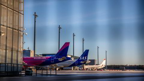 Lørdag ble det kjent at det ungarske lavprisselskapet Wizz Air skroter satsingen på norsk innenriks. Her er et av deres fly på Gardermoen, sammen med fly fra henholdsvis SAS og Norwegian.