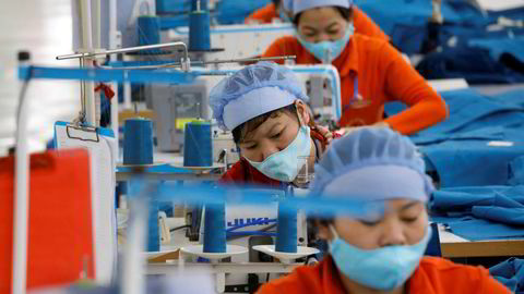 Internasjonale selskaper har flyttet tekstilproduksjon fra Kina til Vietnam. Nå skjer det samme med avansert elektronikk. Her fra en tekstilfabrikk i Hung Yen province.