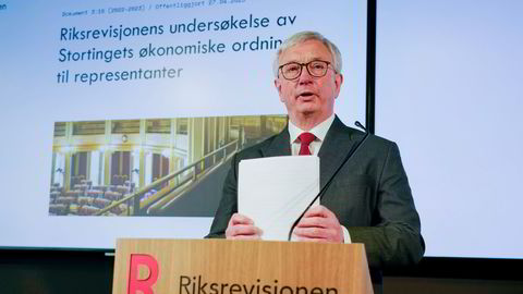 Riksrevisor Karl Eirik Schjøtt-Pedersen la frem rapporten torsdag.