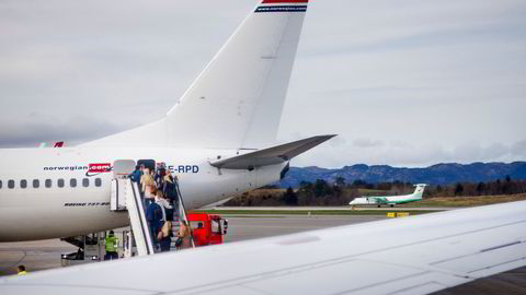 Norwegian- og Widerøe-fly på Bergen lufthavn Flesland.