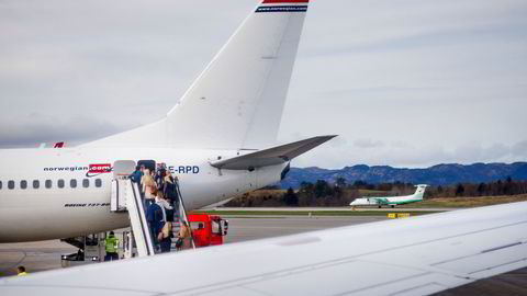 Norwegian- og Widerøe-fly på Bergen lufthavn Flesland.