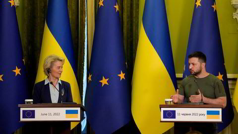 Ukrainas president Volodymyr Zelenskyj og Europakommisjonens president Ursula von der Leyen på en pressekonferanse i Kyiv tidligere i juni.