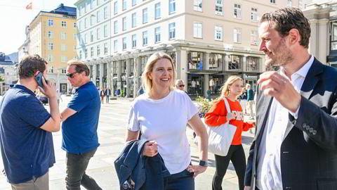 Frp-politiker Helge André Njåstad (til høyre) vil tvinge norske diplomater til å servere norsk sider ved offisielle mottagelser. Her med partileder Sylvi Listhaug, som vanligvis ikke er ypperstepresten for flere påbud og forbud i Norge.