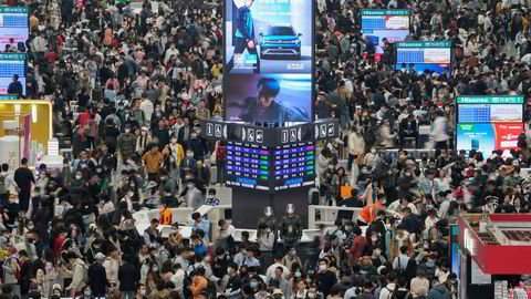Kinesere bruker penger igjen etter å ha spart store beløp under pandemien. Her fra Shanghai Hongqiao jernbanestasjon i forbindelse med helligdagene i begynnelsen av mai.