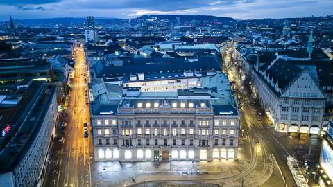 Både Credit Suisse (i midten) og UBS (til venstre) har hovedkontor rundt Paradeplassen i Zurich i Sveits.