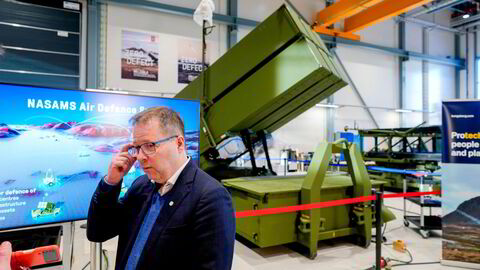 Norske missiler og luftvern er i ferd med å bli en viktig del av forsvaret av Stillehavets sjøveier, skriver forsvarsminister Bjørn Arild Gram (Sp), her foran luftvernsystemet Nasams hos Kongsberg Defence &amp; Aerospace i Kongsberg.