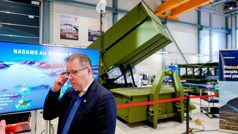 Norske missiler og luftvern er i ferd med å bli en viktig del av forsvaret av Stillehavets sjøveier, skriver forsvarsminister Bjørn Arild Gram (Sp), her foran luftvernsystemet Nasams hos Kongsberg Defence &amp; Aerospace i Kongsberg.