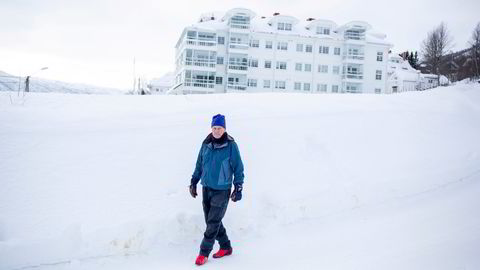 Lars Erik Nielsen er blant hytteeierne som har varslet søksmål mot eierne av Dr. Holms (i bakgrunnen) og Hol kommune basert på en over 80 år gammel heftelse.