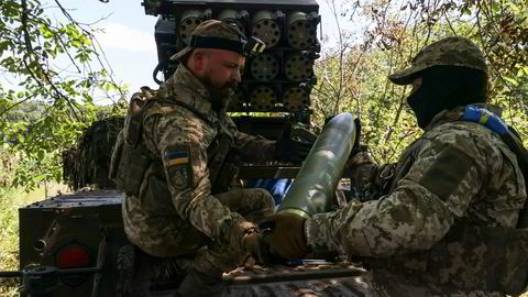 Et solid flertall av innbyggerne i EU støtter våpenhjelp til Ukraina. Her ved fronten i Donetsk.