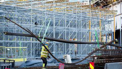 Innleie av arbeidskraft er særlig vanlig i byggebransjen. Nå vil den nye regjeringen strupe bemanningsbransjen. Det skaper reaksjoner. Her byggearbeid i Bjørvika i Oslo.