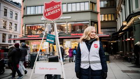 Frelsesarmeen får inntekter via salg av tjenester og donasjoner, fra både staten, kommuner og privatpersoner. Her er det Elin Herikstad som står Grytevakt på Egertorget i 2017.