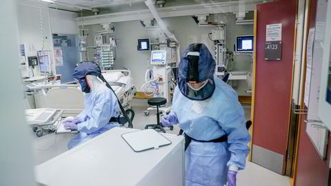 Ekspertgruppen foreslår å styrke beredskapsregisteret som hentet inn informasjon fra norske sykehus hver natt under pandemien. Bilde av intensivsykepleiere på Rikshospitalet.