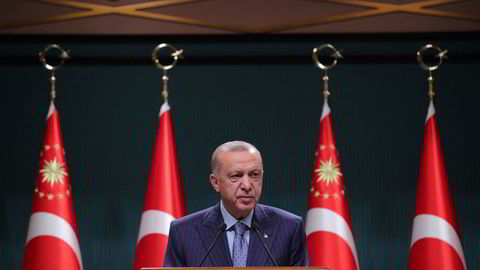 Recep Tayyip Erdogan under en pressekonferanse i Ankara i Tyrkia mandag.