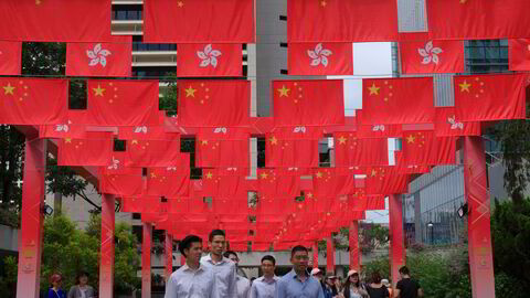 Kina markerer Folkerepublikkens 75-årsdag denne uken. Før feiringen og stenging av markedene på fastlandetkom kinesiske myndigheter på banen med en rekke tiltak som har satt fart på børsene. Her fra Hongkong, hvor børsen holder åpent.