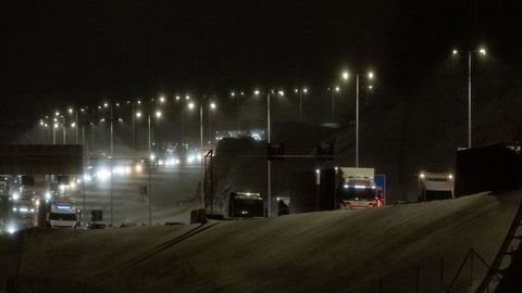 I siste NTP har en innført 75 års levetid også for de fleste veiprosjekter, skriver artikkelforfatterne. Bilde fra snøkaoset på E18 ved Tvedestrand i begynnelsen av desember.