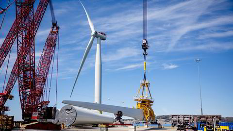 Her monteres vindmøllene til Equinors Hywind Tampen-prosjekt. Nå åpner Stortinget for at havvind-prosjekter kan tildeles uten konkurranse. Det kan få fortgang i et nytt Equinor-prosjekt, Trollvind.