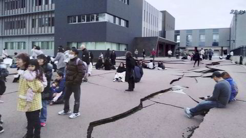 Det har dannet seg store sprekker i bakken i Wajima etter jordskjelvet første nyttårsdag. Folk ble bedt om å ta seg opp i høyden i frykt for en tsunami.