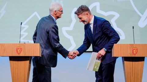 Leder for Energikommisjonen, Lars Sørgard, (til venstre) overleverte rapporten til olje- og energiminister Terje Lien Aasland (Ap) i Marmorhallen 1. februar.