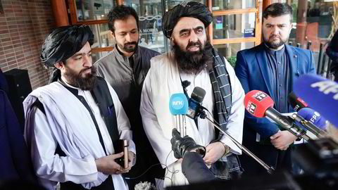 Talibans Amir Khan Muttaqi (midten) svarer på spørsmål utenfor Soria Moria hotell i en pause under møtet mellom Taliban og internasjonale spesialrepresentanter i forrige uke.