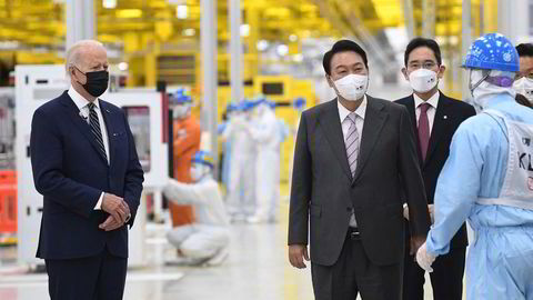 USAs president Joe Biden besøkte Samsung under et besøk til Sør-Korea tidligere i år, sammen med Sør-Koreas president Yoon Suk-youl. Selskapet er blant flere som er i ferd med å starte produksjon av avanserte databrikkefabrikker i USA.