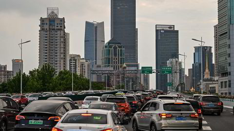 Finansmetropolen Shanghai har delvis gjenåpnet etter å ha holdt stengt fra mars. Det er igjen kaos på veiene.