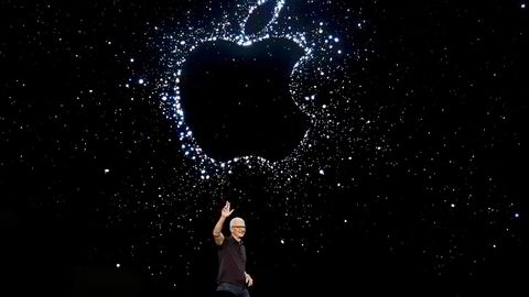 Apples Iphone tar markedsandeler i et smarttelefonmarked som har falt kraftig det siste året. Tim Cook har ledet selskapet gjennom en kraftig vekst siden han overtok etter grunnlegger Steve Jobs.
