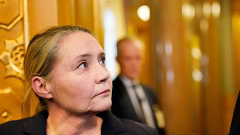 Stortingspresident Eva Kristin Hansen snakker med pressen etter et møte de parlamentariske ledere i Stortinget om pendlersaken.