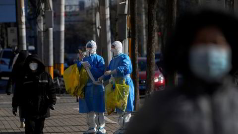 Kinesiske myndigheter forsøker å unngå nye protester mot smitteverntiltakene i helgen. Det loves lettelser i flere storbyer, blant annet Beijing og Shanghai – til tross for at registrerte smittetilfeller ligger nær en rekord i Kina.