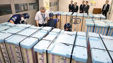 De første pallene med nye banksendler ble vist frem på onsdag med sentralbankledelsen tilstede. 10,000 yen, 5,000 yen and 1,000 yen-sedler skal erstattes for å gjøre det vanskeligere å forfalske.
