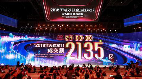 De kinesiske teknologi- og netthandelsselskapene har satt alt inn på å slå tidligere rekorder under «singeldagen» den 11.11 – som her fra Alibaba i 2018. I år er verdens største handelsdag tonet kraftig ned i Kina.