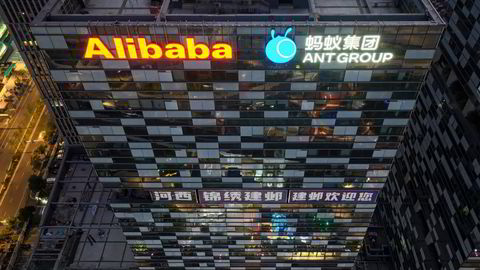 Alibaba fyller kassen, men amerikanske restriksjoner på avanserte databrikker legger begrensninger på ambisjonene. En planlagt børsnotering av nettskyvirksomheten skrotes. Her fra Nanjing i Jiangsu-provinsen.