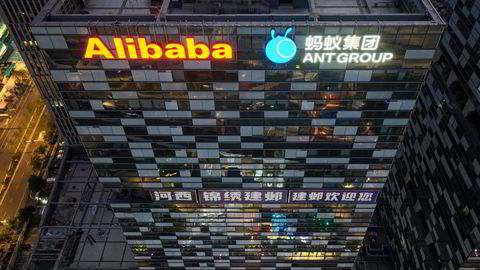 Alibaba fyller kassen, men amerikanske restriksjoner på avanserte databrikker legger begrensninger på ambisjonene. En planlagt børsnotering av nettskyvirksomheten skrotes. Her fra Nanjing i Jiangsu-provinsen.